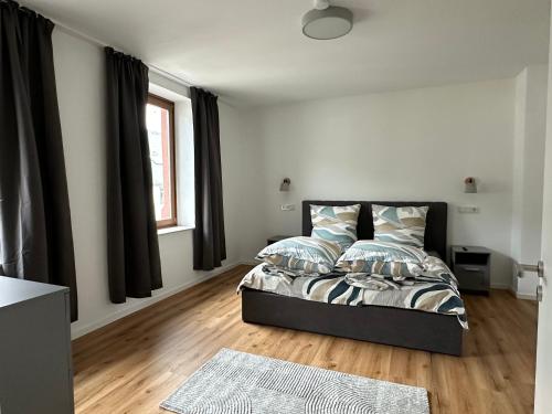 a bedroom with a bed with a black headboard at Ferienwohnungen zum Goldgräber in Bernkastel-Kues