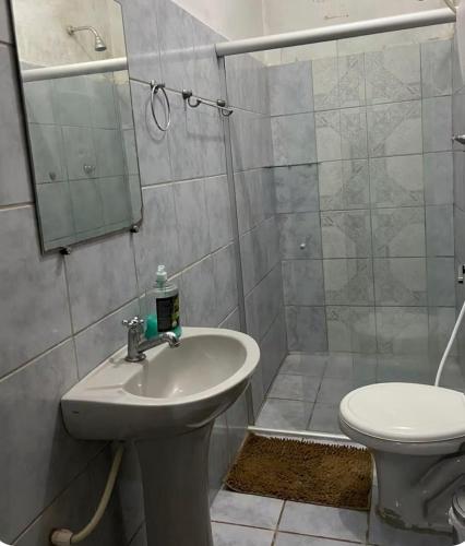 a bathroom with a sink and a toilet at Cantinho Aconhegante - Quarto 07 AR-condicionado in Bayeux