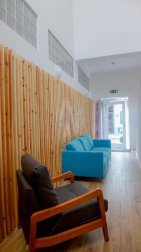 a living room with a couch and a blue couch at A Casa del Rei in Ribeira Grande