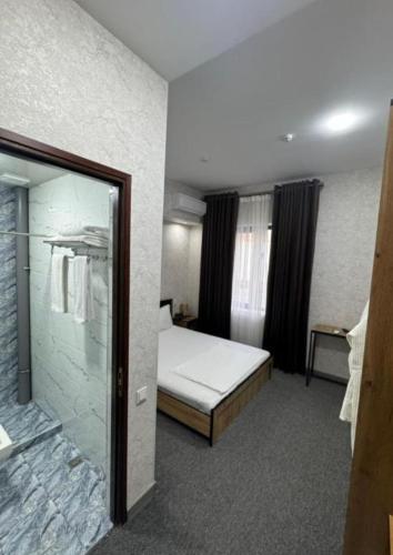 Ένα ή περισσότερα κρεβάτια σε δωμάτιο στο Azizbek INN Hotel White