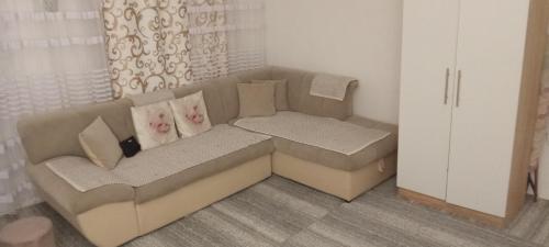 a rendering of a couch in a living room at Sarajevo Alifakovac in Sarajevo