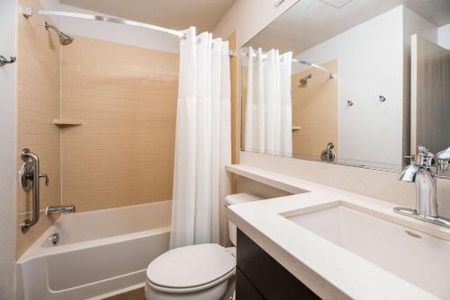Koupelna v ubytování Sonesta Simply Suites Fort Worth