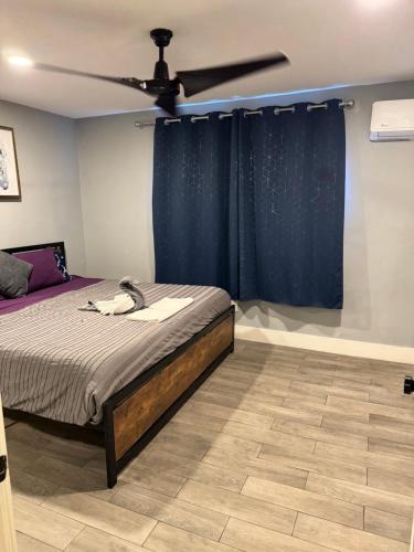 En eller flere senge i et værelse på Chic & Cozy Montrose Apt with Pool & Parking