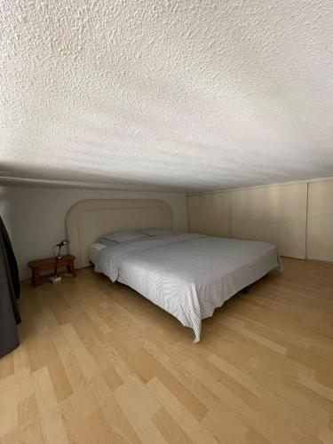 a bedroom with a white bed in a room at Super Monaco 2 in Beausoleil