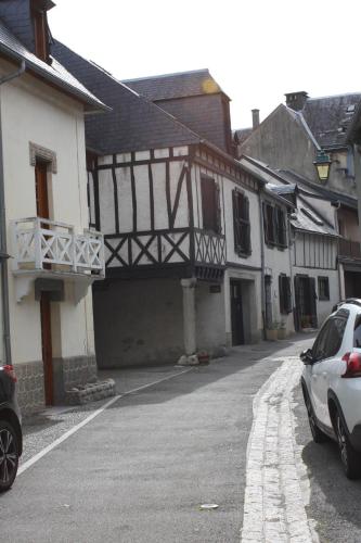 a building with a balcony on the side of a street at La maison verte in Arreau