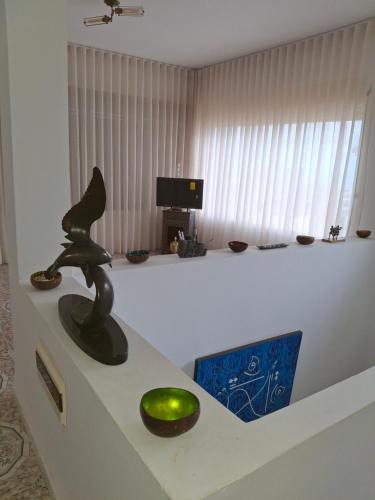 Una televisión o centro de entretenimiento en Maison Panoramer