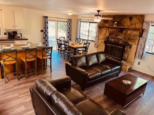 Φωτογραφία από το άλμπουμ του Centra Arnold Cabin office nook σε Arnold