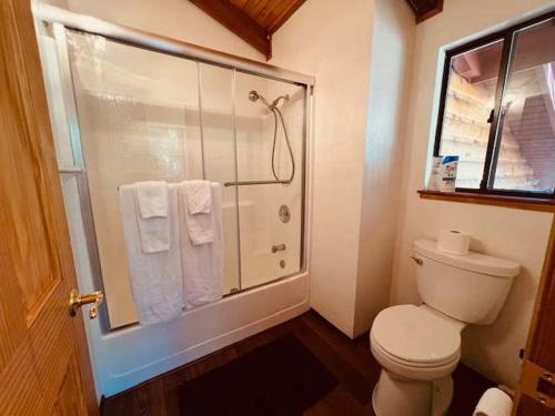 Φωτογραφία από το άλμπουμ του Centra Arnold Cabin office nook σε Arnold
