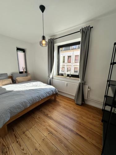 Postel nebo postele na pokoji v ubytování Komfortable Stadtwohnung mit Terrasse