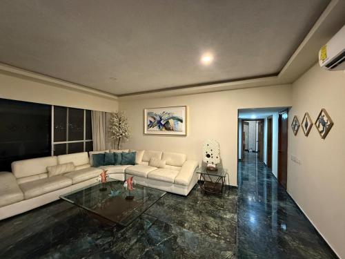 a living room with a couch and a table at Renta de Depto, Acapulco Gro, Torre Palladio in Acapulco