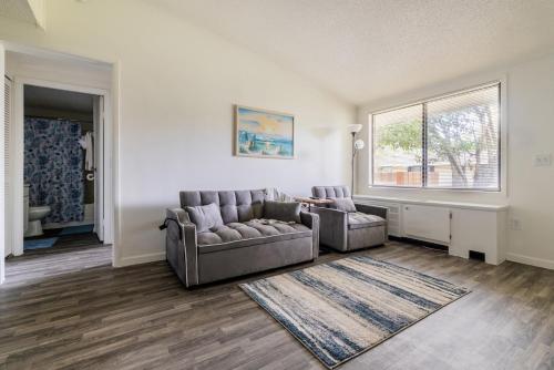a living room with a couch and a rug at Cozy Apt min to Mayo Beaches Free Wi-Fi Coffee Tea in Jacksonville