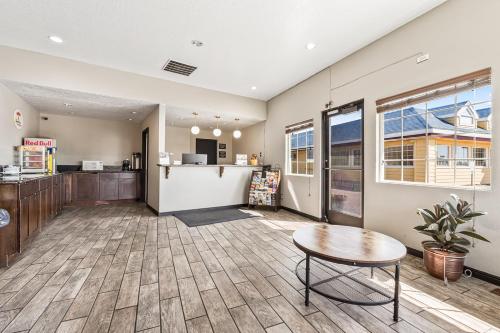 Фотография из галереи Super 8 by Wyndham Ontario в городе Онтэрио