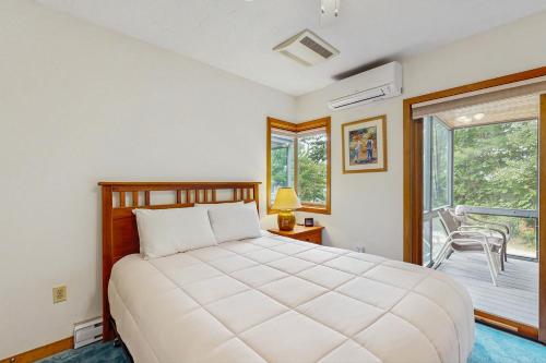 Un pat sau paturi într-o cameră la Samoset Lakeside Retreat