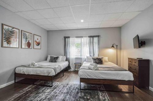 une chambre avec deux lits et une fenêtre dans l'établissement BRAND NEW Modern 2BR - Heart of Center City, à Philadelphie