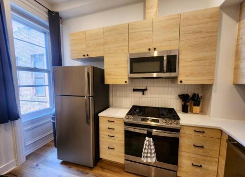 Een keuken of kitchenette bij Renovated Jr 1BR - Center City - Sleeps 4 - 2 Beds