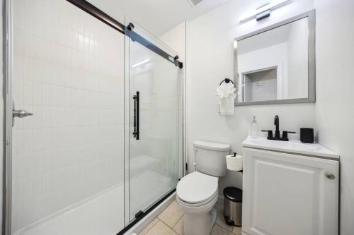 une salle de bains avec douche, toilettes et lavabo dans l'établissement Charming Studio in the Heart of Center City with Fast WiFi, à Philadelphie