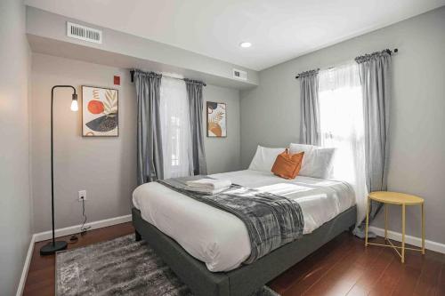 una camera da letto con un letto e una finestra di Modern and Stylish Center City 1BR - Perfect Location a Philadelphia
