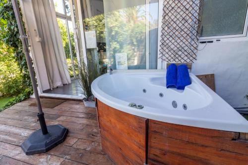 Una bañera con un trapeador en un baño. en Glass House in Gran Canaria!, en Santa Brígida