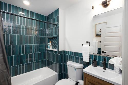 Ένα μπάνιο στο 2BR w Balcony - Fairmount Park - 10 mins to DT