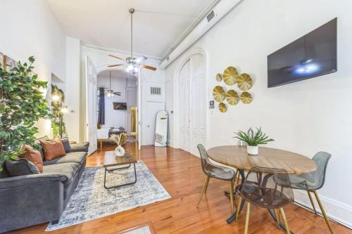 a living room with a table and a couch at Large Historical Center City 1BR that Sleeps 4 in Philadelphia
