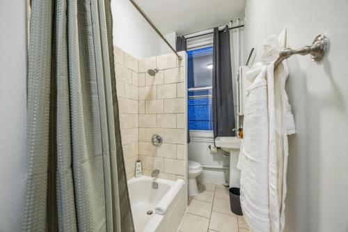 Koupelna v ubytování Quaint and Cozy Center City 1BR that Sleeps 4
