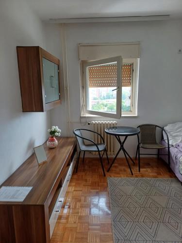 mały salonik ze stołem i kanapą w obiekcie Sobe AURORA Nehruova 82 w Belgradzie