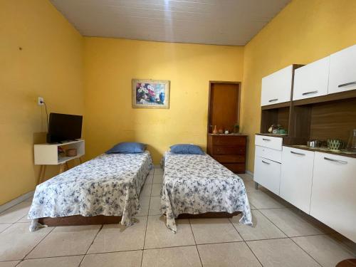 una cocina con 2 camas en una habitación en Suítes COP30 Belém Lofts com entrada privativa, en Belém