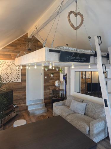 Een zitgedeelte bij Le Perchoir " Une nuit suspendu dans le temps"