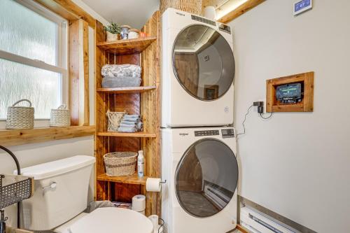 Park FallsにあるWaters Edge Retreat on Butternut Lake!の小さな家の洗濯乾燥機
