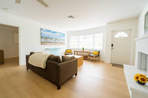 een woonkamer met een bank en een tafel bij Lighthouse Point Poolside Retreat in Floresta Estates