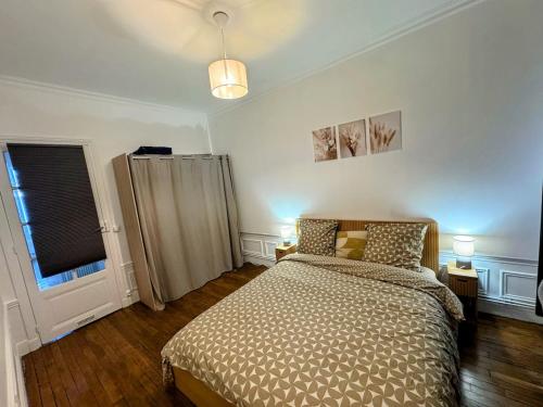 Postel nebo postele na pokoji v ubytování Modern and comfortable in Juvisy, Near Train, Orly Airport, Paris
