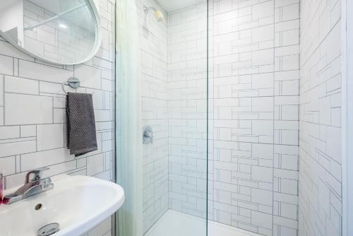 Imagen de la galería de Casa St Clair Hotel - Multi-level 3BR Suite, en Toronto