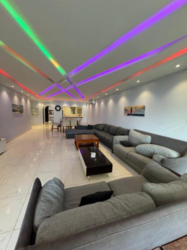 a living room with a couch and a table at شاليه درة العروس بردايس in Durat  Alarous