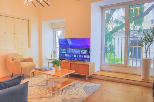 a living room with a tv and a couch and a table at MyPlace Zocalo in Mexico City