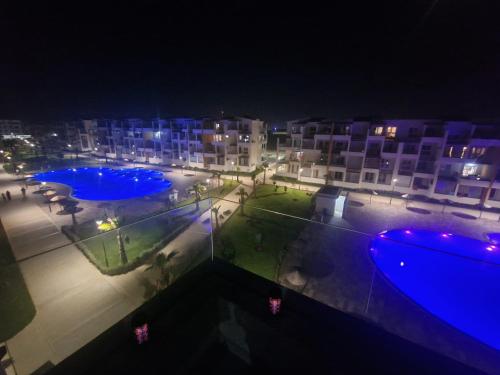 Der Swimmingpool an oder in der Nähe von Appartement agréable et lumineux vue sur piscine WIFI