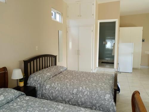 Una cama o camas en una habitación de Desert Blue