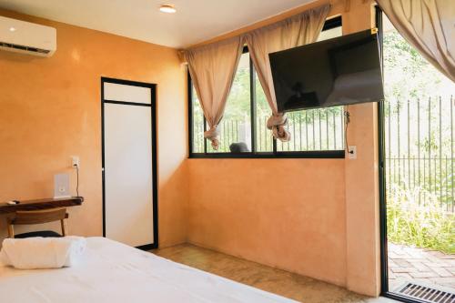 ein Schlafzimmer mit einem Bett und einem großen Fenster in der Unterkunft Habitación 3 Casa Eve in Brisas de Zicatela
