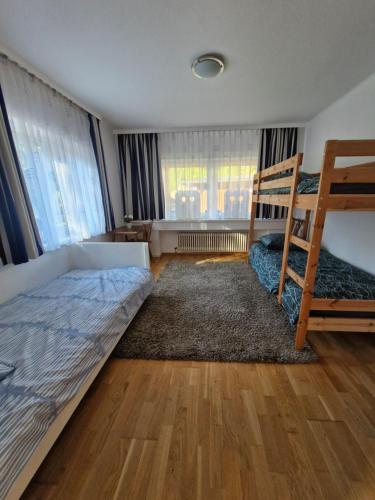เตียงในห้องที่ Ferienwohnung am Nissberg Grünau im Almtal
