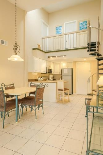 a kitchen and dining room with a table and chairs at Players Club Resort in Hilton Head Island