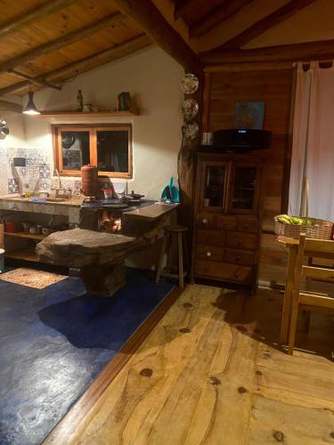 Η κουζίνα ή μικρή κουζίνα στο Refugio Semente, cabana no Vale Matutu