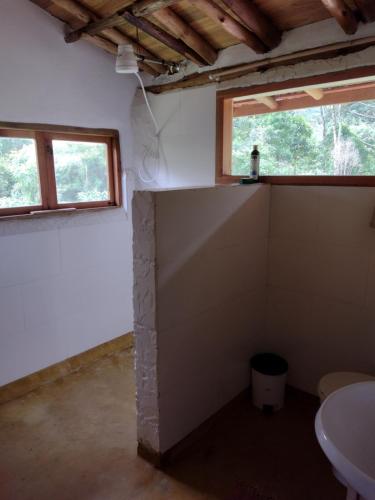 Ένα μπάνιο στο Refugio Semente, cabana no Vale Matutu