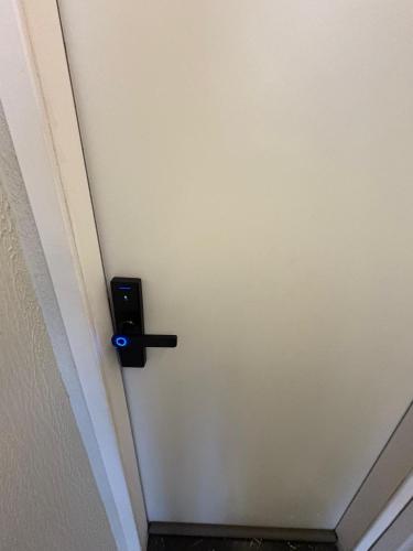 a door with a black door knob on a wall at Vieiras in Embu