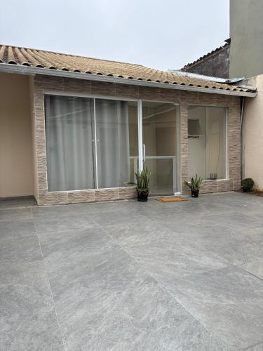 a large patio in front of a house at Vieiras in Embu
