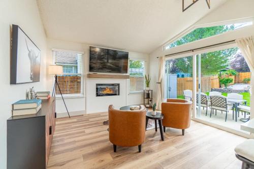 a living room with a table and chairs and a fireplace at Modern Western Retreat Pet Friendly 4 Bed 2 Bath in Reno