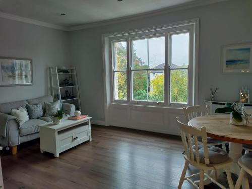 Χώρος καθιστικού στο Sunny Riverside Victorian Flat