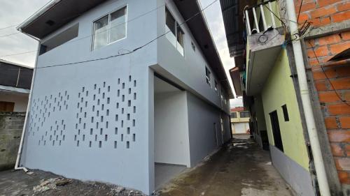 un callejón vacío con un edificio blanco en Departamento centro Sucúa, en Sucúa