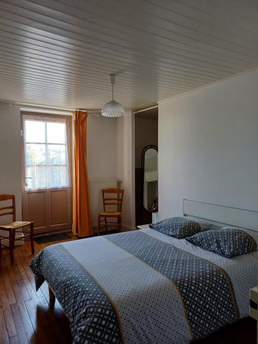 Giường trong phòng chung tại L'authentique Maison cœur de Ladoix-Serrigny