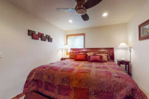 Postel nebo postele na pokoji v ubytování Timber Falls #402