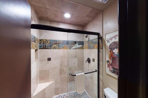 een douche met een glazen deur in een badkamer bij Creekside East 1 in Mid Vail
