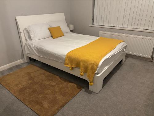 Postel nebo postele na pokoji v ubytování 4 Bed House-Sleeps 7-Free Parking